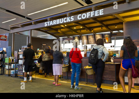 Indianapolis - Circa il luglio 2016: Starbucks Coffee Airport Location. Starbucks è un American Retail catena di caffè VI Foto Stock