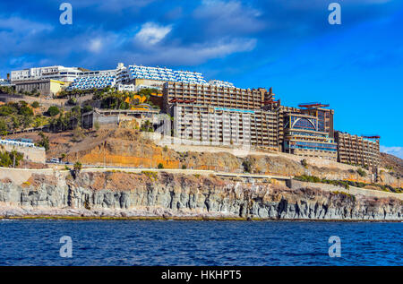 Foto scattata la vela passato complesso alberghiero sulla cliifs, Gran Canaria Foto Stock