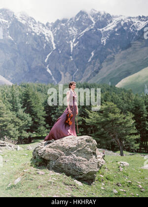 Il violino ragazza, Georgia, Kazbegi. Intrattenimento in montagna Foto Stock