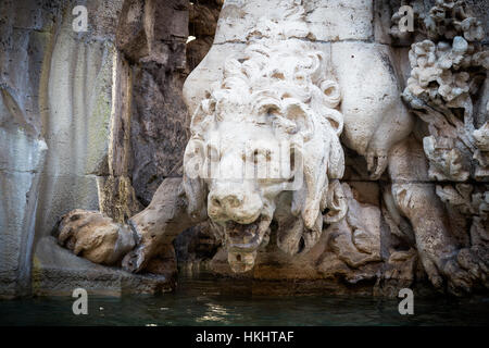 Un particolare colpo di un leone statua presso la Fontana dei Fiumi in Roma, Italia. Foto Stock