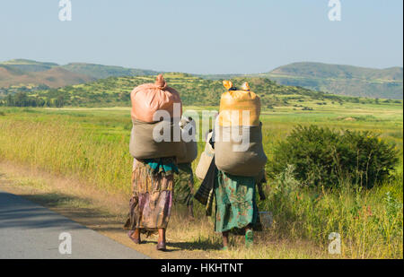 Persone che viaggiano lungo la strada, Mekele, Etiopia Foto Stock