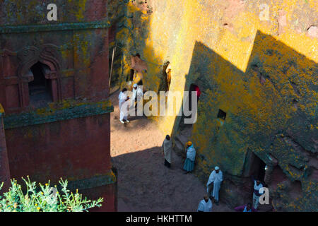 Pellegrini a Biete Ghiorgis (casa di San Giorgio), uno di roccia scavate chiese di Lalibela (Patrimonio Mondiale dell'UNESCO), Etiopia Foto Stock