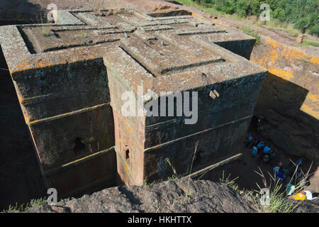 Pellegrini a Biete Ghiorgis (casa di San Giorgio), uno di roccia scavate chiese di Lalibela (Patrimonio Mondiale dell'UNESCO), Etiopia Foto Stock