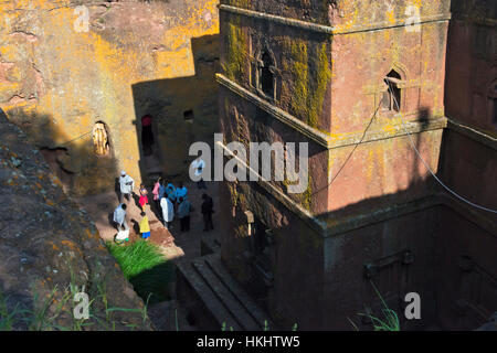 Pellegrini a Biete Ghiorgis (casa di San Giorgio), uno di roccia scavate chiese di Lalibela (Patrimonio Mondiale dell'UNESCO), Etiopia Foto Stock