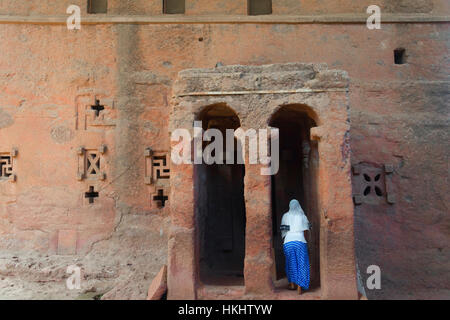 Pellegrino presso la chiesa di Saint Uraiel, uno di roccia scavate chiese di Lalibela (Patrimonio Mondiale dell'UNESCO), Etiopia Foto Stock