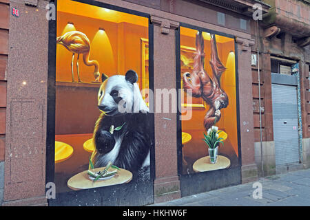 Panda e scimmie mangiare, disegnato sul fronte del negozio, Queen Street, Glasgow, Scozia, Regno Unito, G1 3EF Foto Stock