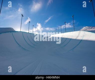 Svuotare neve invernale halfpipe Foto Stock