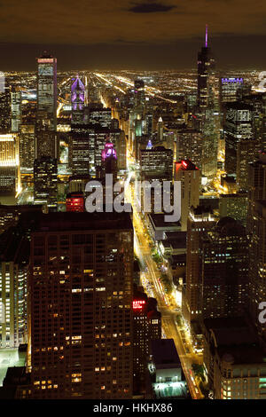 Scena atmosferica di Chicago di notte che mostra il Michigan Avenue e il centro cittadino Foto Stock