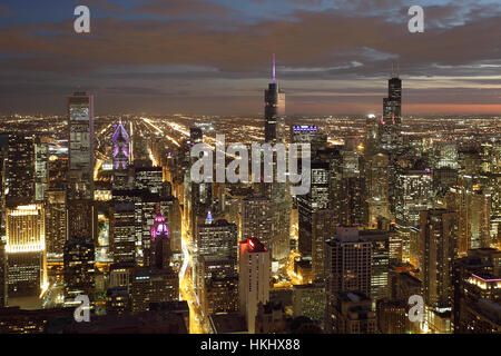 Scena atmosferica di Chicago di notte che mostra il Michigan Avenue e il centro cittadino Foto Stock