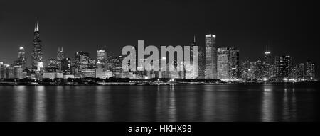 Sullo skyline di Chicago di notte Foto Stock