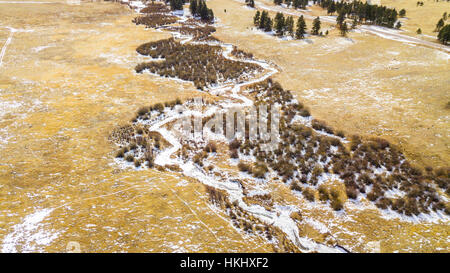 Vista aerea del piccolo torrente di montagna in inverno. Foto Stock