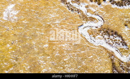 Vista aerea del piccolo torrente di montagna in inverno. Foto Stock