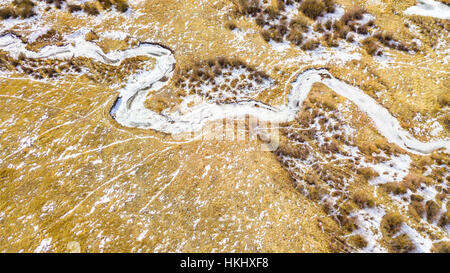 Vista aerea del piccolo torrente di montagna in inverno. Foto Stock