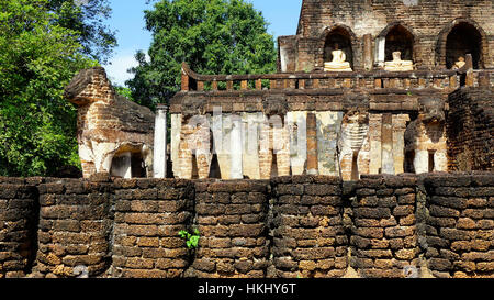 Vicino la statua dell'elefante a parco storico Wat chang lom tempio di Sukhothai patrimonio mondiale Foto Stock