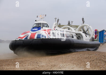 Hovercraft prendendo piede tra i passeggeri Southsea e l'Isola di Wight, Regno Unito Foto Stock