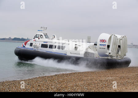 Hovercraft prendendo piede tra i passeggeri Southsea e l'Isola di Wight, Regno Unito Foto Stock