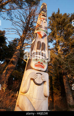 Un totem dedicato al fotografo giapponese Michio Hoshino catture luce della sera in inverno presso l'Halibut Cove Recreation Area Foto Stock