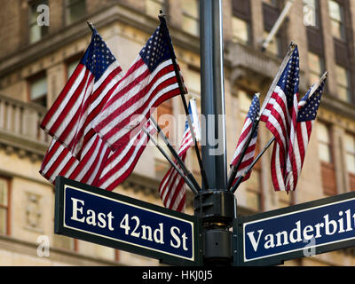 Bandierine americane su un palo sopra le indicazioni stradali all'incrocio di East 42th Street e Vanderbilt Foto Stock