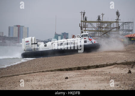 Hovercraft prendendo piede tra i passeggeri Southsea e l'Isola di Wight, Regno Unito Foto Stock