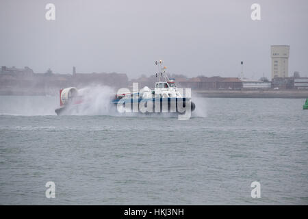 Hovercraft prendendo piede tra i passeggeri Southsea e l'Isola di Wight, Regno Unito Foto Stock