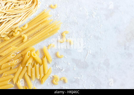 Assortiti Raw italiano Pasta cruda su sfondo bianco con copia spazio per il testo Foto Stock