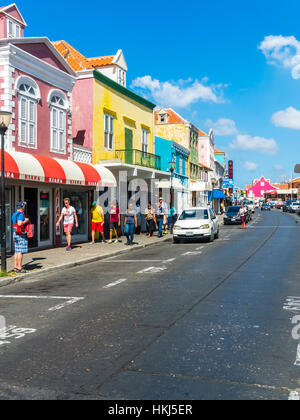 Coloratissima fila di case in Dutch-Caribbean stile coloniale, strada dello shopping, Vicolo distretto, Willemstad, Caraibi, Curacao Foto Stock