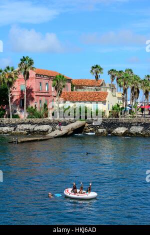 Palme e palazzo coloniale presso il porto, Île de Gorée, Dakar, Senegal Foto Stock