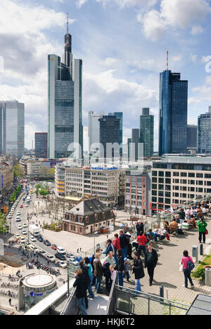 Frankfurt am Main: Look del dipartimento store Kaufhof sul centro della città con le alte sale delle banche, Hauptwache, Zeil, Assia, Hesse, Germania Foto Stock