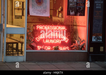 Cartello al neon nella finestra della lavanderia Foto Stock