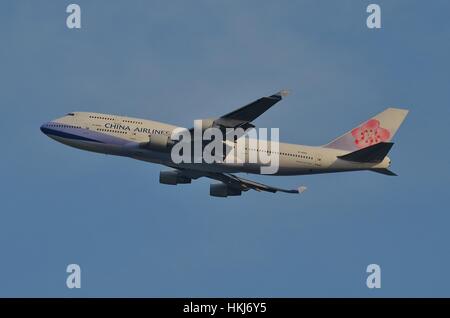 China Airlines Boeing 747-400 tenendo fuori all'Aeroporto Internazionale di Hong Kong Foto Stock