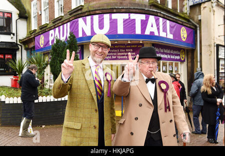 Il Ukip leader Paolo Nuttall (sinistra) con Richard Gibbins vestito come Sir Winston Churchill, al di fuori della sua sede durante la sua campagna di lancio per il Stoke-on-Trent da centrale-elezione in Hanley, Stoke. Foto Stock