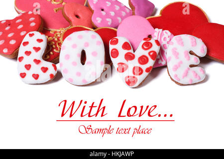 Panpepato in forma di cuori e lettere isolati su sfondo bianco. Il giorno di San Valentino vacanza Foto Stock