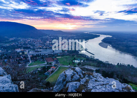 Hainburg an der Donau: vista dal Braunsberg su Hainburg al Danubio al tramonto, Donau Niederösterreich, Austria Inferiore, Austria Foto Stock