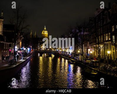 Illuminazione notturna di edifici nei pressi di acqua nel canale di Amsterdam Foto Stock