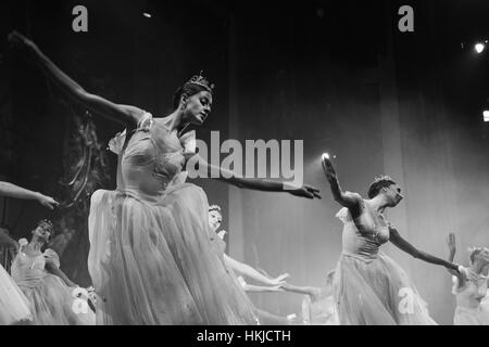 Imperial Russian Ballet ballerini eseguono durante le prove di "El Cascanueces' a Lope de Vega Theatre di Madrid in Spagna. Dove: Madrid La Comunità di Madrid, Spagna Quando: 27 Dic 2016 Credit: Oscar Gonzalez/WENN.com Foto Stock