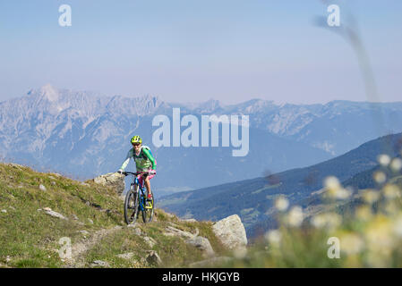 Mountain biker in sella in salita, Zillertal, Tirolo, Austria Foto Stock