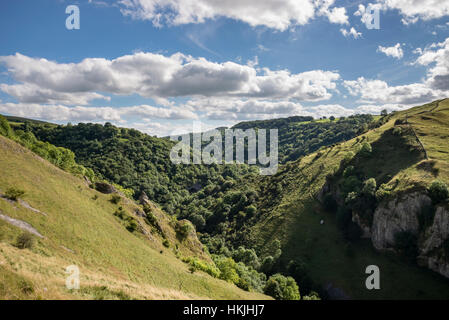 Alta Vista della Colomba Dale nel parco nazionale di Peak District, Inghilterra. Guardando verso il basso la valle da vicino Milldale, Staffordshire. Foto Stock