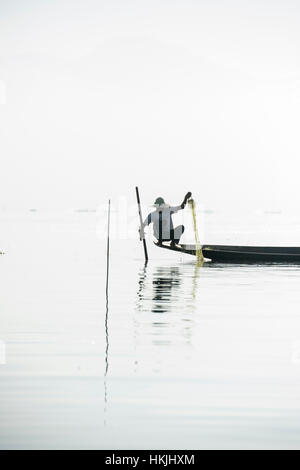 Un pescatore dalla tribù Intha la pesca sul Lago Inle in stato Shan, Myanmar (ex Birmania) Foto Stock