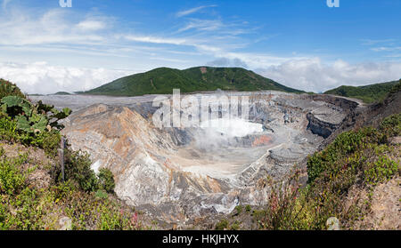 Alta Vista angolo di emissione di fumo dal Vulcano Poas, Costa Rica Foto Stock