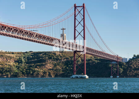 Xxv Aprile ponte attraverso il fiume Tago e Cristo Rei statua, Lisbona, Portogallo Foto Stock