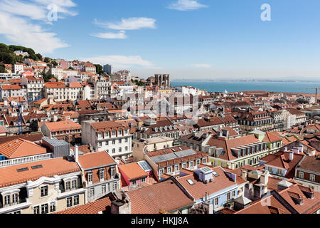 Angolo di alta vista di Castelo Sao Jorge nella città di Lisbona, Portogallo Foto Stock