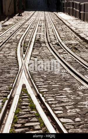 I binari della ferrovia su strada di città, Lisbona, Portogallo Foto Stock