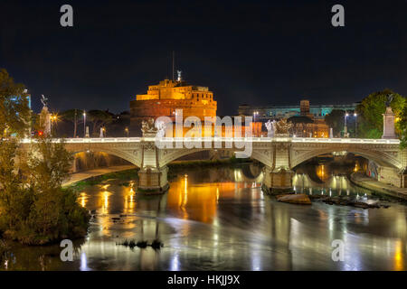 Ponte e ponte SantAngelo illuminata di notte, Roma, Italia Foto Stock