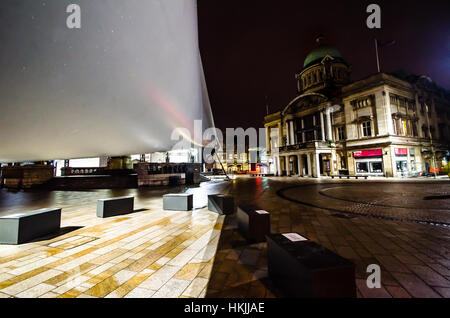 Scafo pala di turbina eolica tempo di notte a city hall Foto Stock