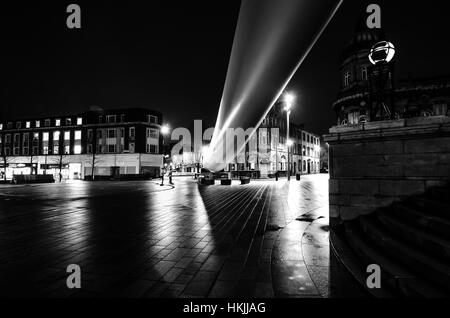 La lama dello scafo scultura di notte in Queen Victoria Square un nastro in tutta la città Foto Stock