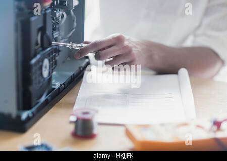 Ingegnere riparazione lettore CD in officina, Freiburg im Breisgau, Baden-Württemberg, Germania Foto Stock