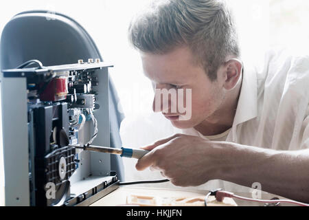 Ingegnere riparazione lettore CD in officina, Freiburg im Breisgau, Baden-Württemberg, Germania Foto Stock