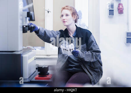 Femmina giovane ingegnere di lavoro in un impianto industriale di Freiburg im Breisgau, Baden-Württemberg, Germania Foto Stock