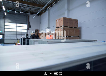 Memorizzare i lavoratori che operano in un magazzino di distribuzione di Freiburg im Breisgau, Baden-Württemberg, Germania Foto Stock