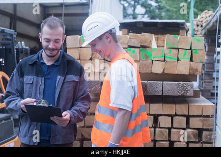 Memorizzare i lavoratori che operano in un magazzino di distribuzione di Freiburg im Breisgau, Baden-Württemberg, Germania Foto Stock